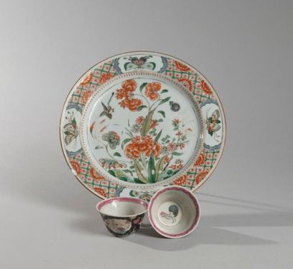 null Chine, XVIIIème - XIXème s. Lot de 3 porcelaines comprenant une assiette et...