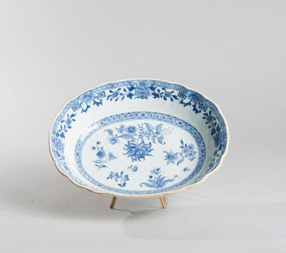 null Chine, XIXème s. Grand plat ovale en porcelaine blanc bleu. La bordure comporte...