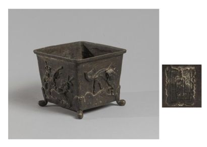 null Japon, XIXème s. Cache-pot quadrangulaire en bronze orné d'un décor animalier...