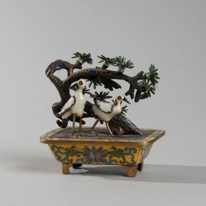 null Chine, autour de 1900. Jardinière miniature en bronze et éamux cloisonnés ,...