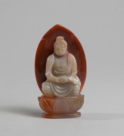 null Chine. Bouddha assis sur le lotus sculpté en haut relief sur fond de mandorle....