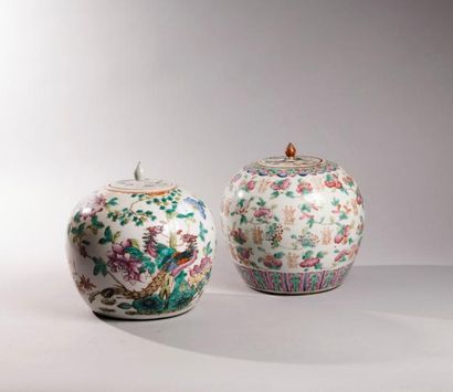 null Chine, première partie du XXème siècle. Lot de deux pots couverts en porcelaine...