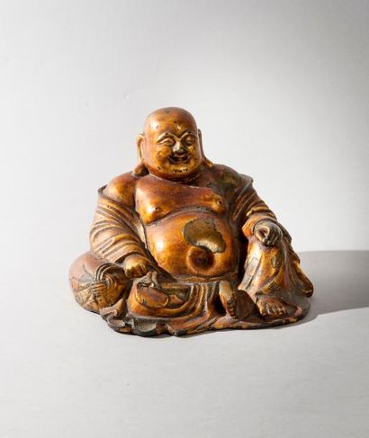 null Chine, XIXème siècle. Bouddha de prospérité en bronze laqué et doré. Belle patine...