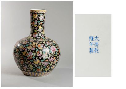 null Chine, période Minguo, marque apocryphe de Qian Long au revers . Grand vase...
