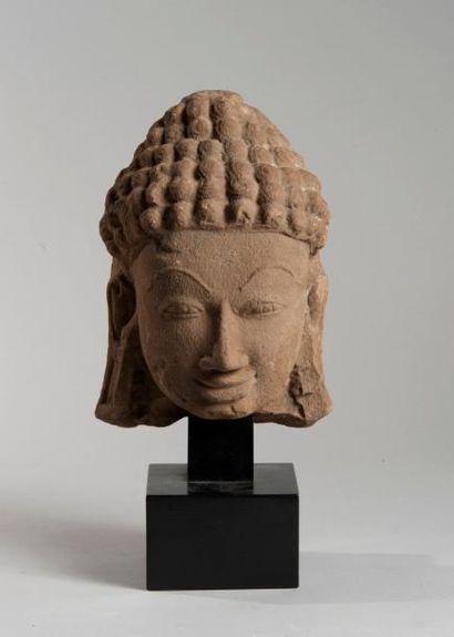 null Thailande, Dvaravati, circa VIIIème siècle. Tête de Bouddha sculpté en haut...