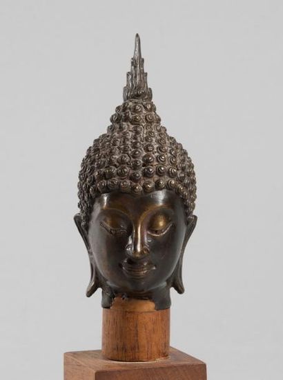 null Thailande. Tête de Bouddha en bronze à traces de dorure. Haut : 14 cm.