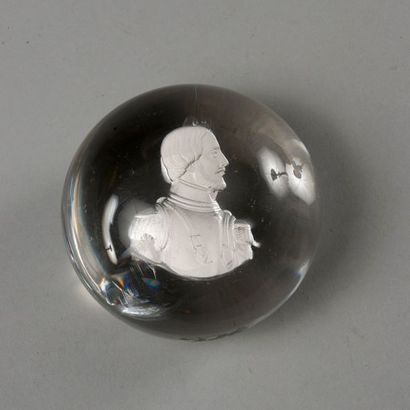 null PRESSE-PAPIERS en forme de boule orné d’un cristallo-cérame au profil droit...