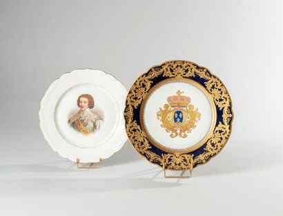 null LOT DE 2 ASSIETTES en porcelaine à bords contournés, l’une à décor polychrome...