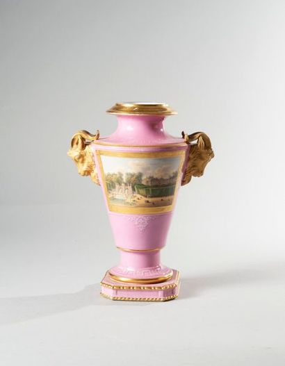null CHATEAU DE ST CLOUD. 

Vase en porcelaine de Paris, de forme balustre reposant...