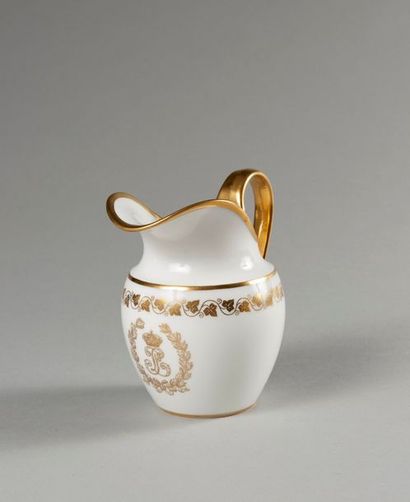 null POT A LAIT en porcelaine de forme raccourci 2e grandeur, provenant du service...