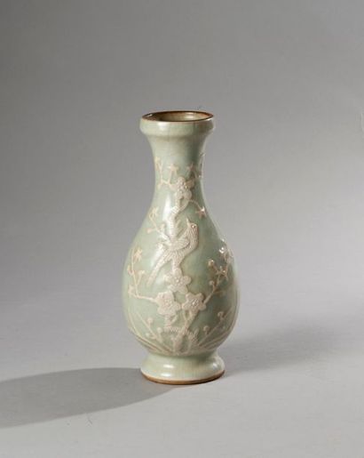 null Japon XIXe siècle

Petit vase de forme balustre en porcelaine de Chine céladon...