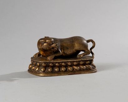 null Chine

XVIIIe siècle

Rare Nakula en bronze dorée

L 13 cm

