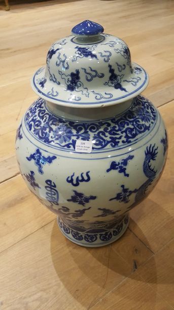 null Chine
XIXe siècle - Potiche couverte en porcelaine blanc bleu décor dragon....