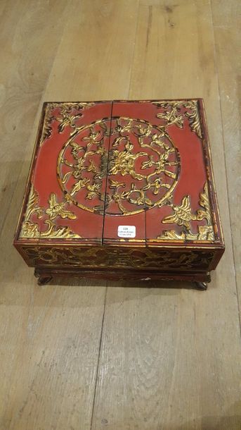 null Chine
XXe siècle - Boîte dorée en laque rouge à decor de fleurs - Fèles  - L...