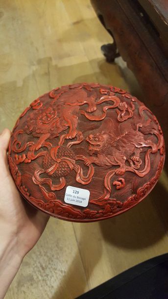 null Chine
XXe siècle - Boîte en laque rouge à decor d’ animaux fantastiques -  -...
