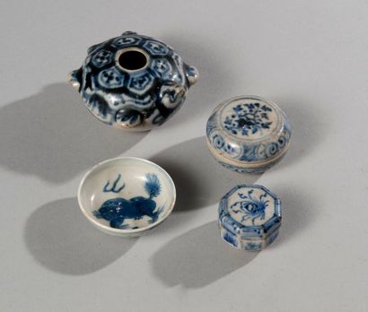 null Chine

Dynastie Ming

Serie de petites assiettes en porcelaine bleu et blanc

L...