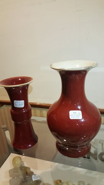 null Chine
XIXe siècle - vase balustre et vase forme Gu en porcelaine émaillée rouge
On...