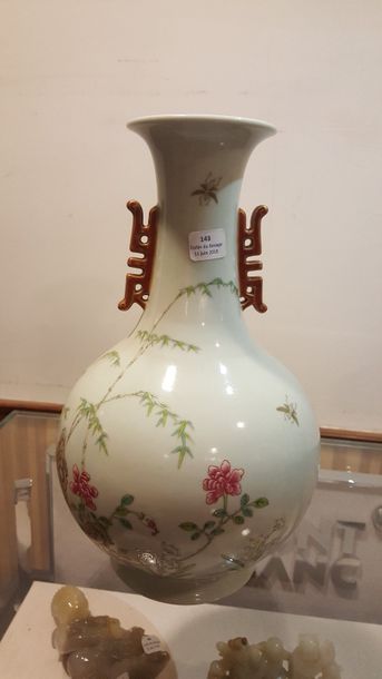 null Chine
XXe siècle - Vase Balustre en porcelaine et émaux de la famille rose à...