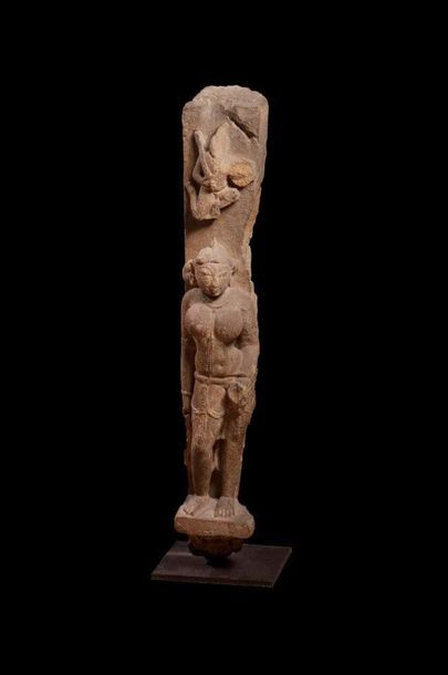null Inde, XI - XIIème siècle
Elégante Apsara sculpté en haut relief sur fond de...