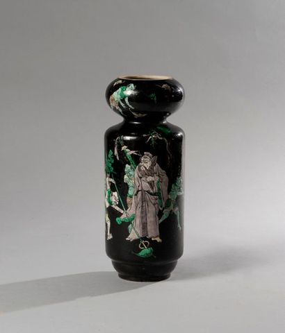 null Chine

Dynastie Qing

Vase en porcelaine et émaux Sancai à décor de personnages...
