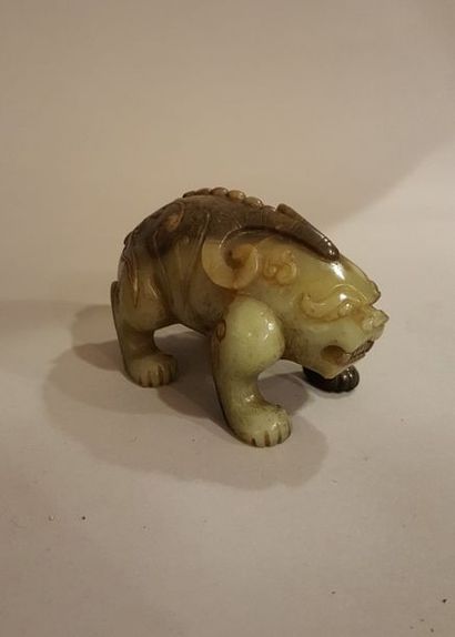 null Chine

XXe siècle 

Animal mythique en jade sculpté

L 10.3 cm

H 6.3 cm

