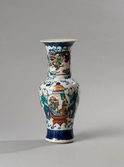 null Chine 

XIXe siècle

Vase en porcelain de la famille rose des personnages

H...