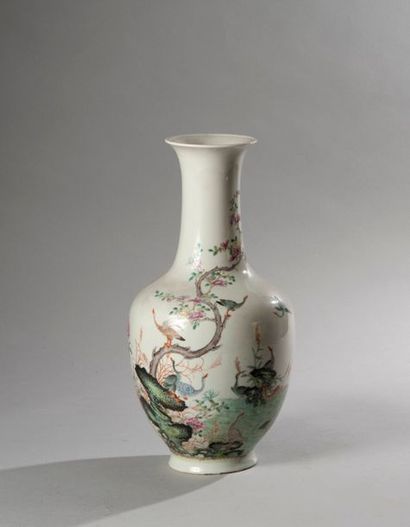 null Chine

Epoque Minguo

Vase en porcelaine famille rose à décor oiseaux et foral

H...