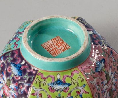 null Chine

Epoque Jiaqing 

Bol en porcelaine famille rose à décor des fleurs stylisées

H...