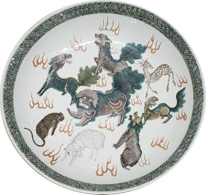 null Chine

XIXe siècle

Grande assiette en porcelaine de la famille rose à décor...