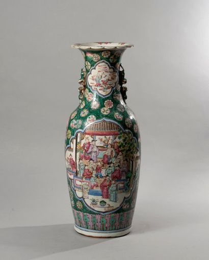 null XIXe siècle

Grand vase en porcelaine de Chine famille rose à décor de personnages

H...