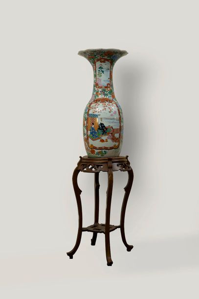 null Japon XIXe siècle

Grand vase balustre en porcelaine à décor de scène de palais....