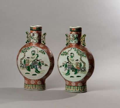 null Chine 

XIXème siècle

Paire de vases d'applique de forme gourde en porcelaine...