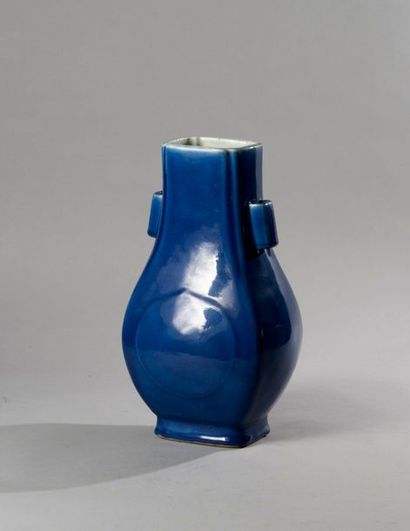 null Chine

XVIIIe siècle

Période Chenghua

Vase de forme Hu en porcelaine au fond...