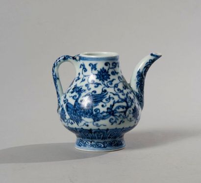 null Chine

Probablement epoque Yongzheng

Rare théière décorée en camaïeu bleu de...