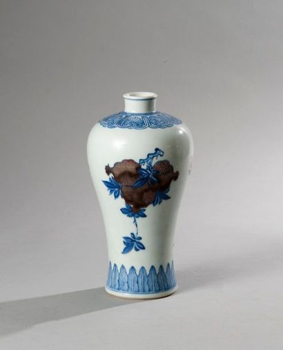 null Chine

Dynastie Qing

Epoque Yongzheng

Vase de forme Meiping en porcelaine...