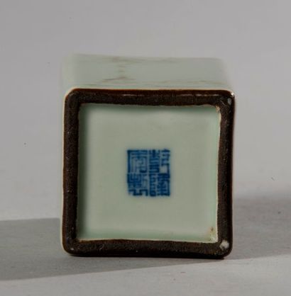 null Chine

Marque apocryphe de Qianlong

Porte-pinceau (Bitong) en porcelaine émaillée...