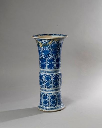 null Chine

Epoque Shunzhi

Vase de forme "gu" en porcelaine décorée en bleu sous...
