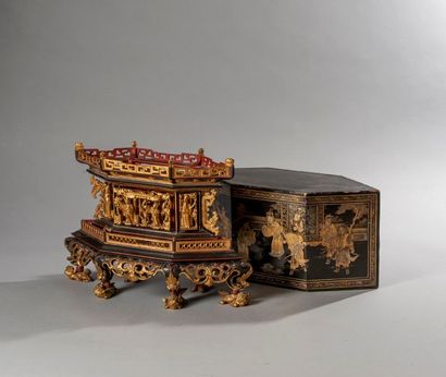 null Chine

XIXe siècle 

Boite en laque doré decorée en personnages en forme de...