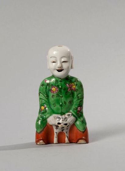 null Chine

XIXe siècle

Statuette d'enfant assis en porcelaine de la famille rose

H...