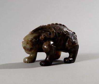 null Chine

XXe siècle 

Animal mythique en jade sculpté

L 10.3 cm

H 6.3 cm


