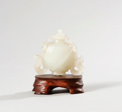 null Chine

Dynastie Qing

Vase en jade blanc à deux anses



H 7 cm

sans socle

Petit...