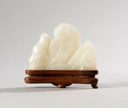 null Chine Dynastie Qing

Jade blanc sculpté en forme d'une montagne



L 9,5 cm...