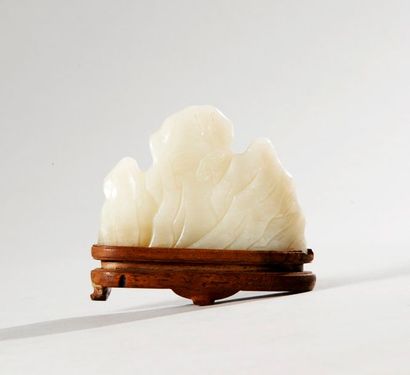 null Chine Dynastie Qing

Jade blanc sculpté en forme d'une montagne



L 9,5 cm...