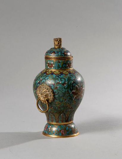 null Chine

XVIIIe siècle

Brule parfum en bronze et émaille cloisonné

L 20,5 c...