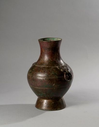 null Chine 

Dynastie Ming

Vase d'autel de forme balustre en bronze à deux anses

H...