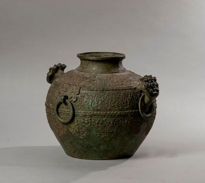 null Chine 

Dynastie Song

Grand vase à deux anses en bronze, à décor de floral

H...