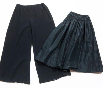 REPETTO – ESCADA Lot composé d’une jupe patineuse en polyester noir et d’un pantalon...