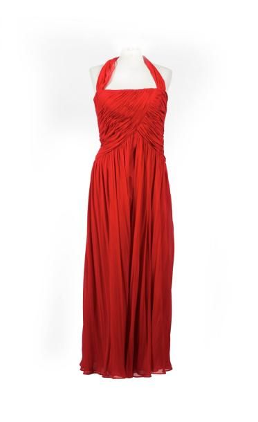 UGO ZALDI – Anonyme Lot composé de deux robes du soir. L’une en crêpe de soie rouge....
