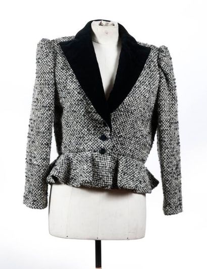 Louis FERAUD Veste courte en tweed chiné noire, grise et blanche, col recouvert de...