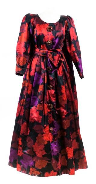 Nina RICCI circa 1990 Robe du soir en soie imprimée à motif floral rouge, violet,...
